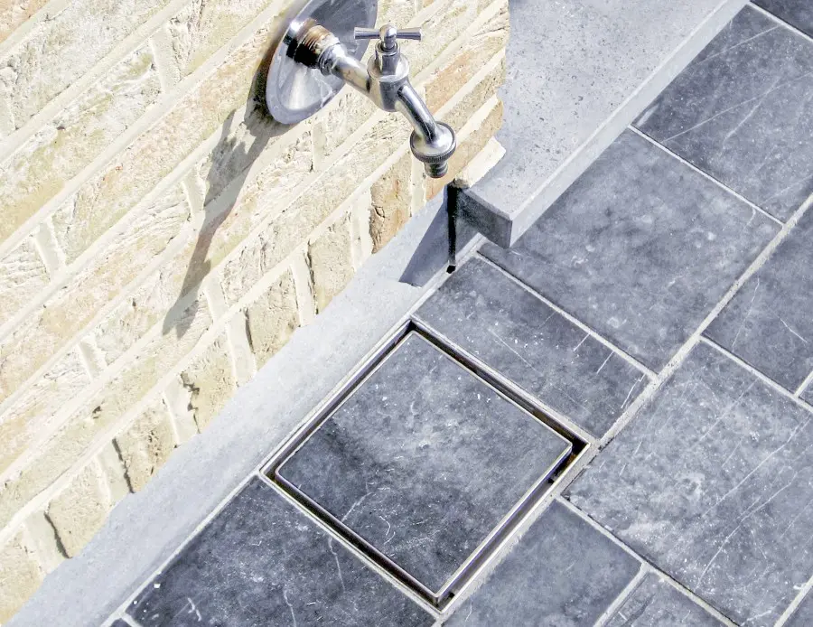 aco_bluestone_afvoerput_siphon_de_sol_discreet_product_hero (1).webp